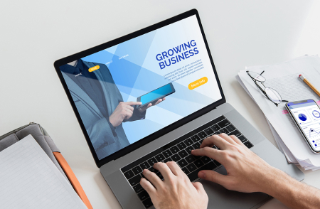 Laptop wyświetlający stronę Growing Business